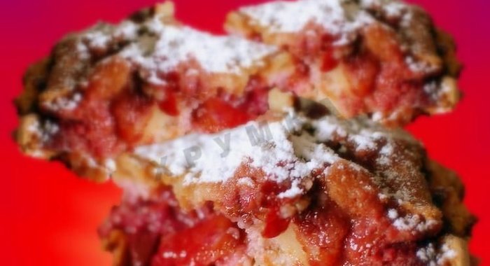 Шарлотка с клубникой