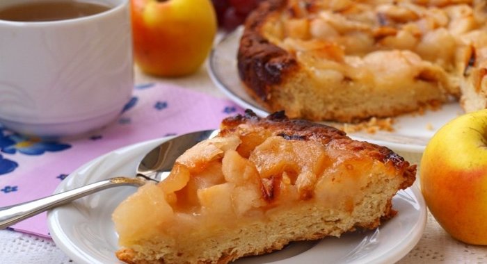 Пирог с грушами и яблоками в медовой карамели