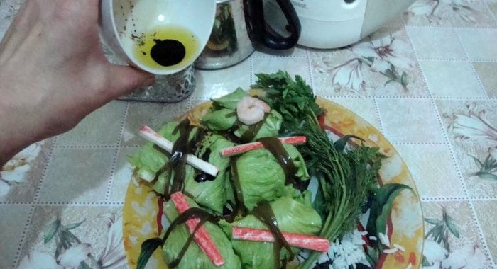 Голубцы с креветками в листьях салата и морской капусте