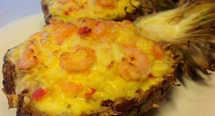 Ананас, фаршированный креветками
