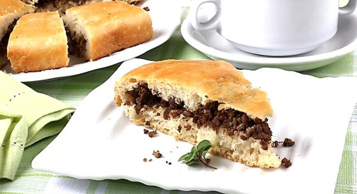 Мясной пирог из дрожжевого теста
