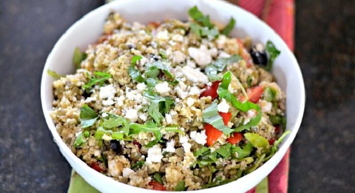 Салат из киноа, чечевицы и феты