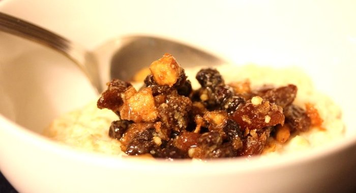 Овсяная каша с пряным яблочным конфитюром