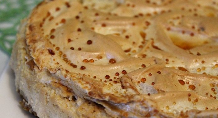 Пирог с творожным слоем и меренгой