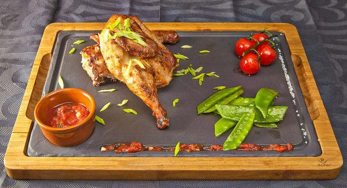 Цыпленок с овощами и соусом