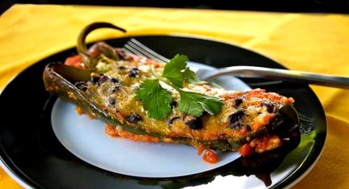 Запеченные чили поблано с начинкой