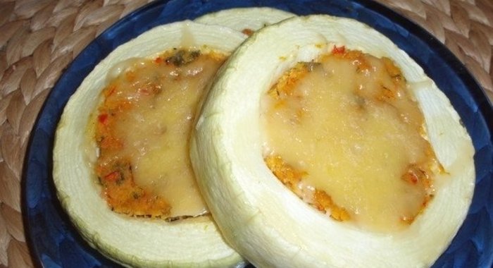 Кабачки, фаршированные овощами
