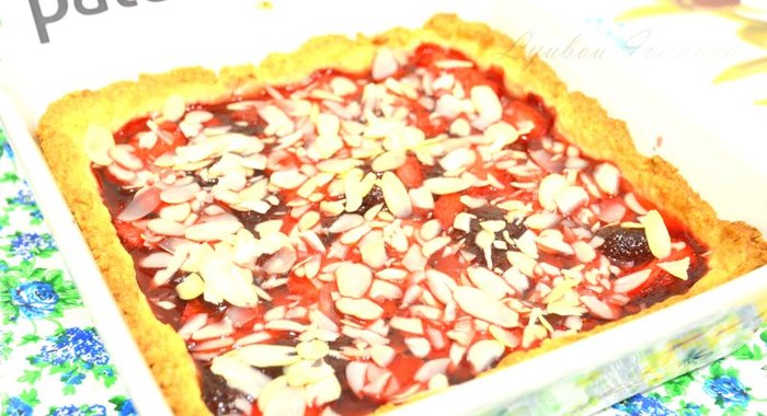 Ягодный пирог с клубникой