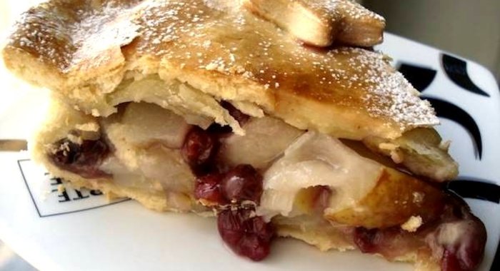 Закрытый песочный пирог с грушей и брусникой