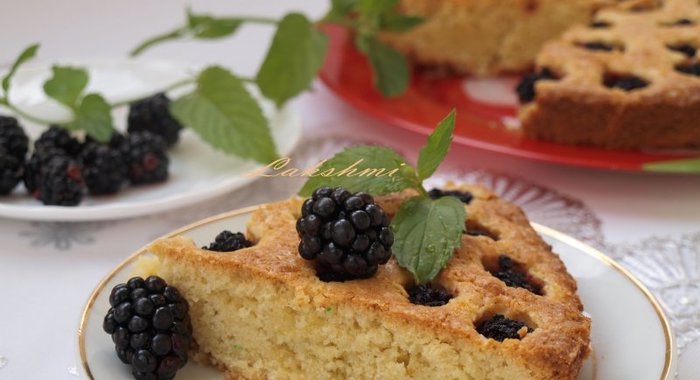 Пирог с кокосовой стружкой и ежевикой