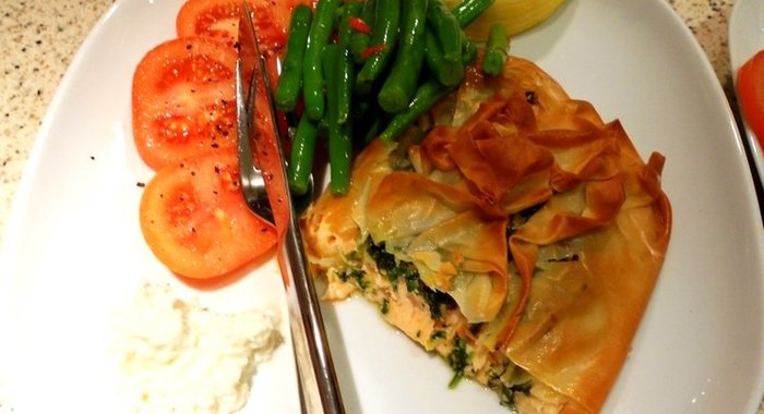 Простой пирог с красной рыбой