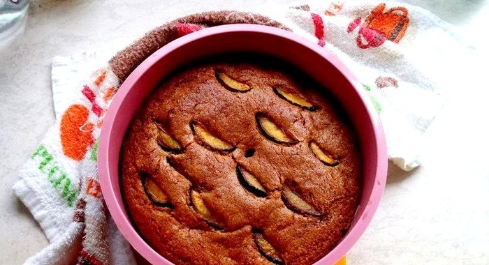 Сливовый пирог на кефире