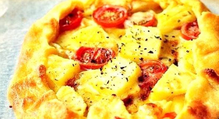 Пирог с ананасами, помидорами и сыром бри