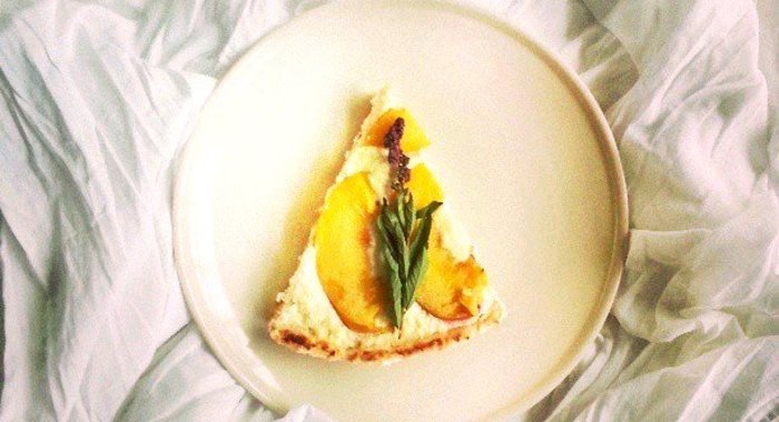 Творожный пирог с персиками