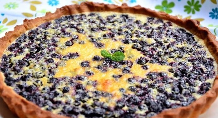 Черничный песочный пирог с черникой и сметанной заливкой