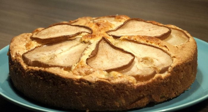 Грушевый пирог с миндалем