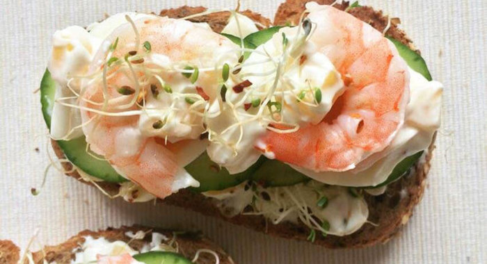 Тартины с огурцом и креветками