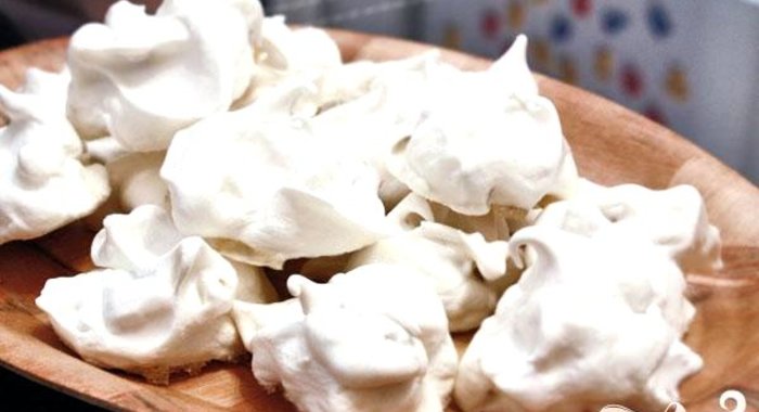 Безе (меренги) с орехами