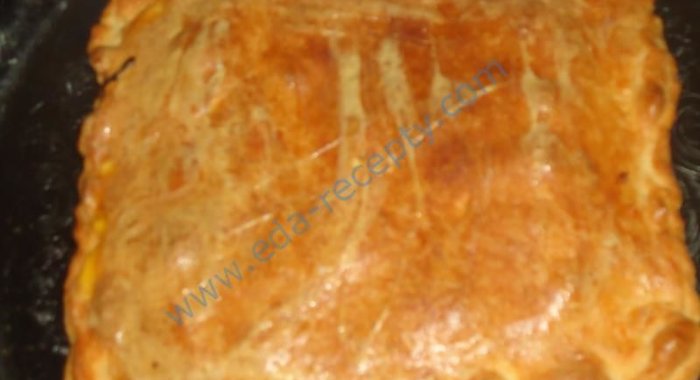 Пирог из слоеного теста с грибами