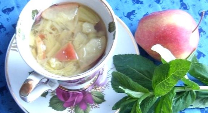 Компот из ревеня с яблоками и мятой