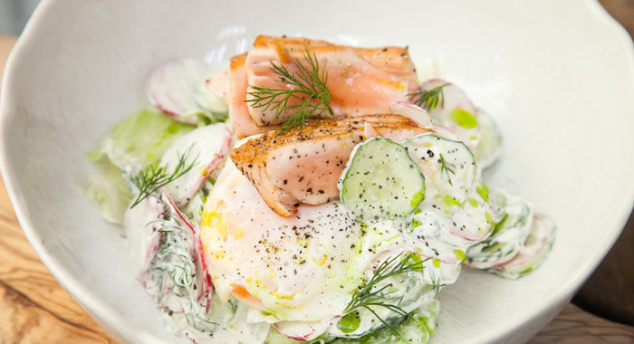 Летний салат со сметаной и лососем