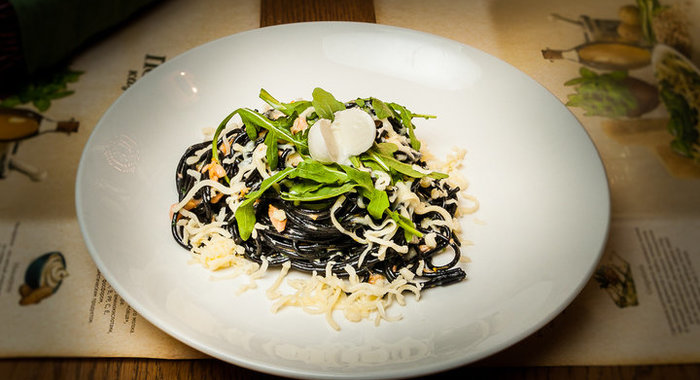 Черные спагетти с лососем