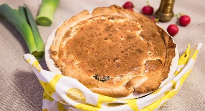 Сырный пирог с красной рыбой