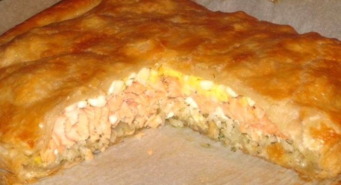 Пирог с семгой и рисом