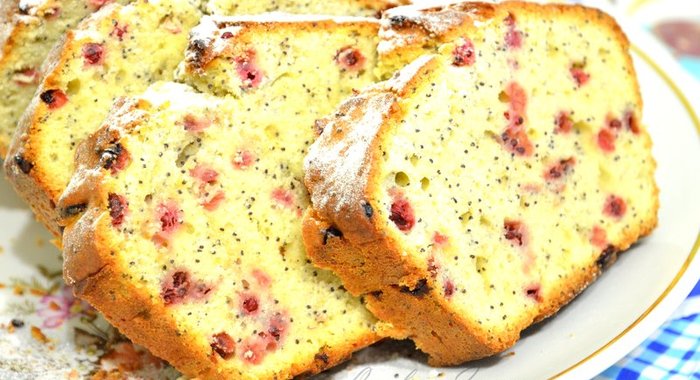 Пирог с красной смородиной и маком