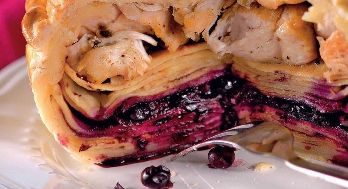 Пирог на сливках, с курицей и смородиной