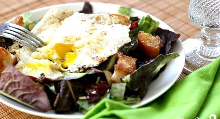 Яичница с тостами и салатом