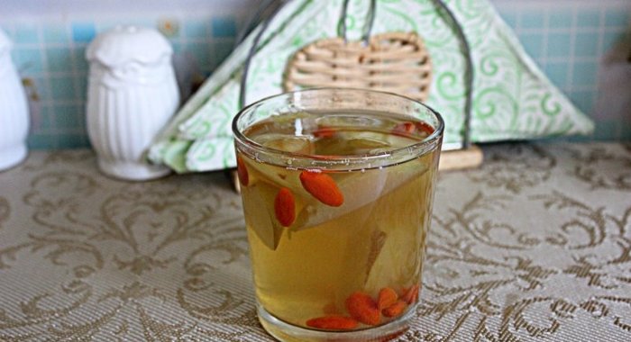 Яблочный компот с ягодами годжи