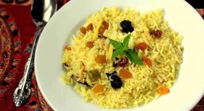 Сладкий индийский рис с изюмом и орехами