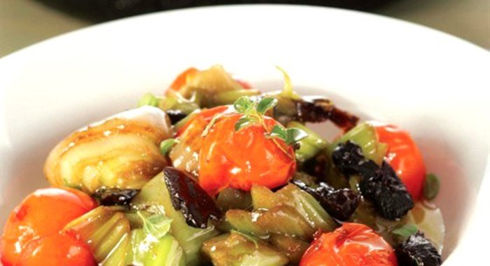 Лук-порей, тушеный с черносливом и помидорами черри