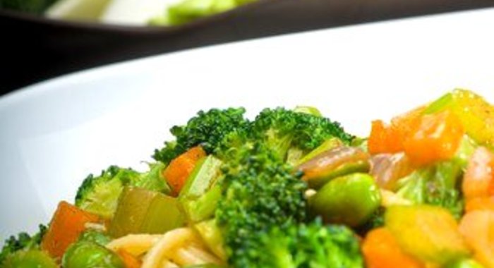 Салат из удона с огурцами, брокколи и горохом