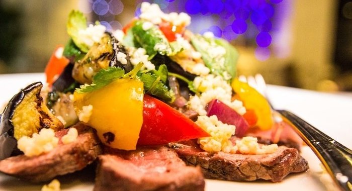 Салат с курицей, черносливом и виноградом