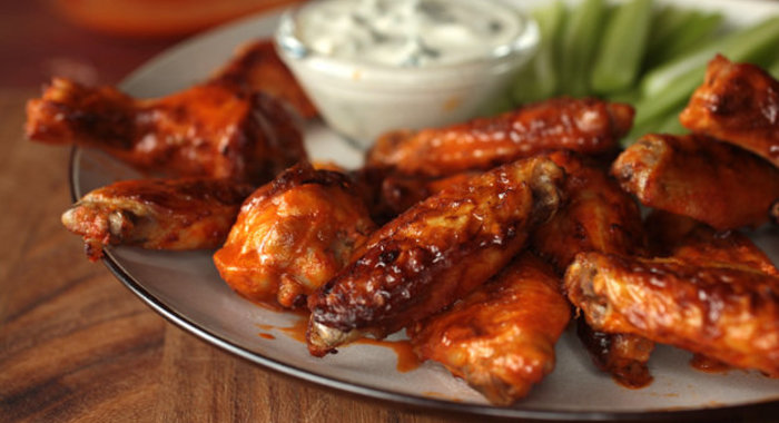 Острые крылышки Баффало с соусом Блю чиз