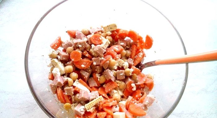 Белковый салат с кунжутом