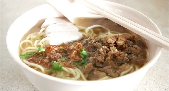 Запечная маринованная свинина с пятью специями, пак-чоем и лапшой рамен