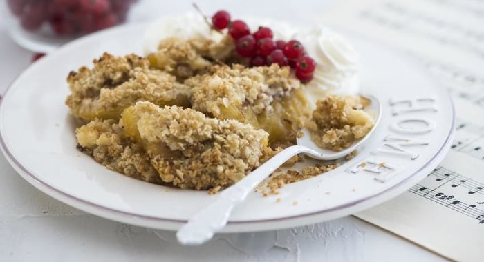 Персики с заварным кремом и овсяной крошкой