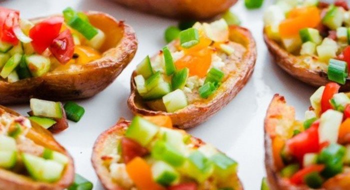 Запеченный картофель, фаршированный хумусом, фетой и овощами