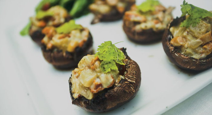 Блюдо в блюде: спаржа с лисичками в грибах портобелло