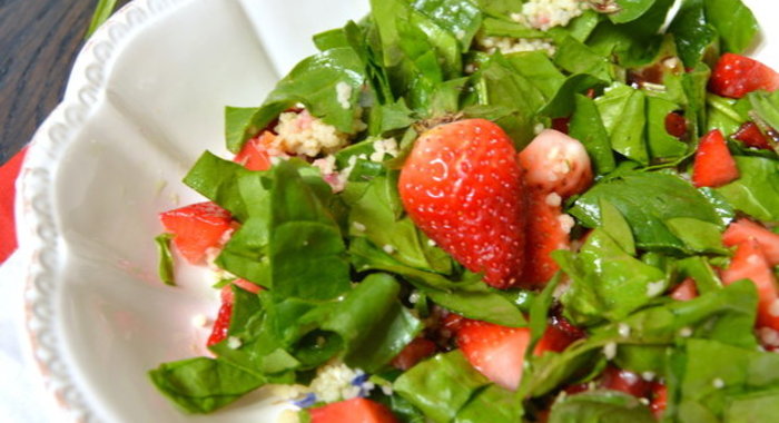 Салат с кускусом, клубникой и шпинатом