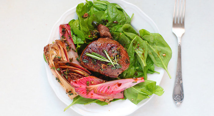 Нежный стейк с легким гарниром: ужин за 30 минут