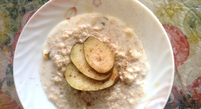 Овсяная каша с грушей и корицей