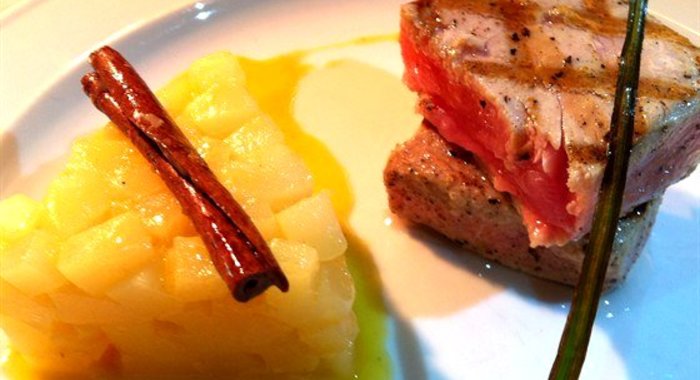 Филе тунца с гарниром из сладкой груши