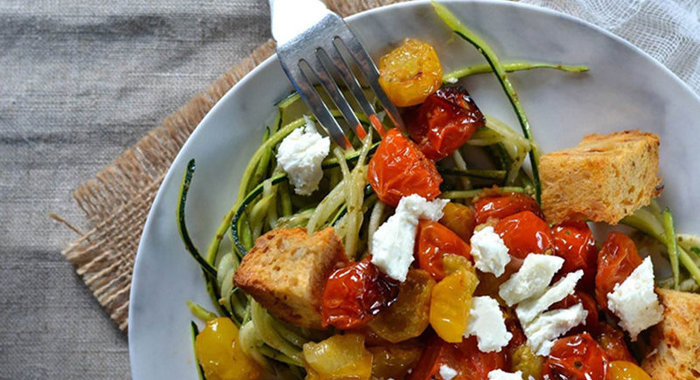 Спагетти из цукини с помидорами и сыром фета