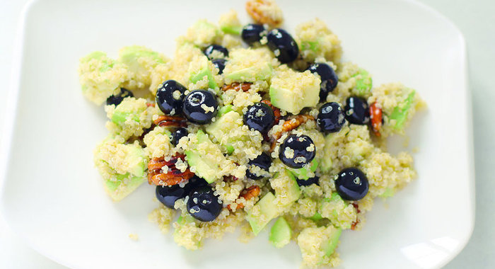 Киноа с голубикой и орехами пекан