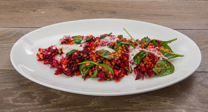 Чечевица со свеклой, шпинатом и йогуртовой заправкой