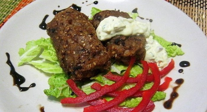 Рулетики из ржаных хлебцев с мясным фаршем